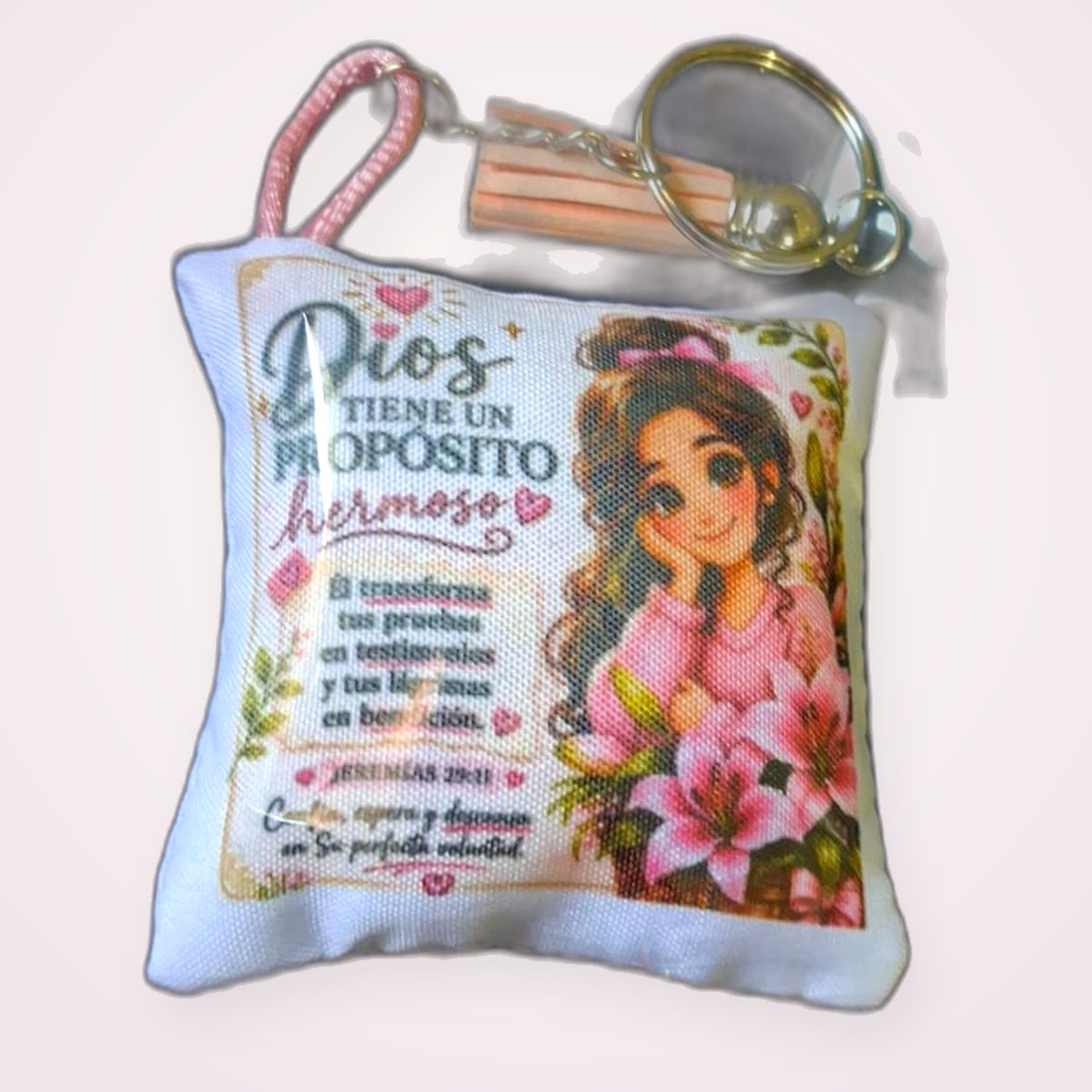Llavero mini cojín con la frase Dios tiene un propósito hermoso, empacado