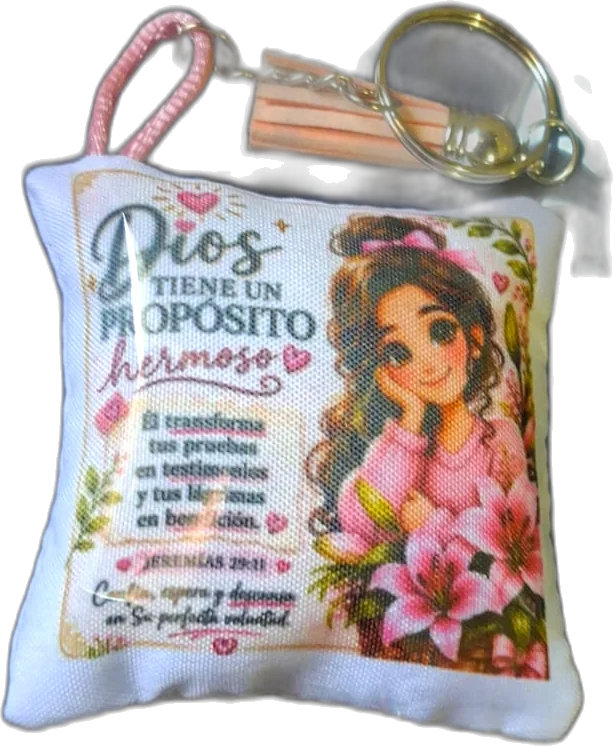 Llavero mini cojín con la frase Dios tiene un propósito hermoso